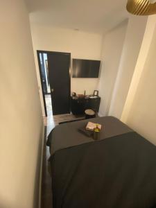 a room with a black table and a black door at Denis&kanya in Nice