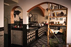 cocina con arco en una habitación con mesa en Hostel Backpackers, en Mostar