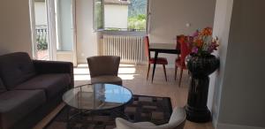 uma sala de estar com um sofá e uma mesa de vidro em Villa Mas Fa Susa 3 étoiles avec piscine em Les Vans