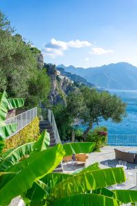 ein Resort mit Meerblick in der Unterkunft Villa Santa Maria - Luxury Sea View Rooms in Amalfi