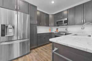 Zdjęcie z galerii obiektu Ground Floor Getaway- Year round pool and hot tub w mieście South Haven