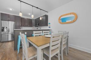 Zdjęcie z galerii obiektu Ground Floor Getaway- Year round pool and hot tub w mieście South Haven