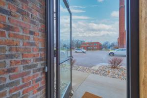 Zdjęcie z galerii obiektu Ground Floor Getaway- Year round pool and hot tub w mieście South Haven +19 zdjęć