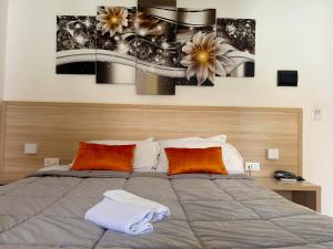 um quarto com uma cama com flores em Resort Park Village em Rossano
