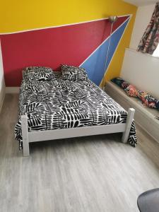 1 dormitorio con cama con sábanas y almohadas blancas y negras en Bouvet Vincent, en Saint-Cyr-en-Val