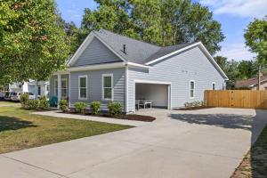Casa blanca con entrada en Rainbow Oaks House, en Charleston