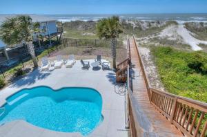 een zwembad op een terras naast het strand bij Big Tuna in Oak Island