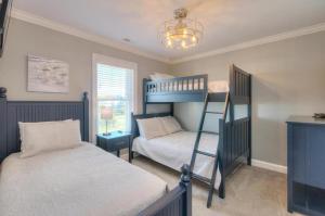 een slaapkamer met een stapelbed en een stapelladder bij Big Tuna in Oak Island +59 foto's