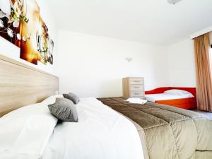1 dormitorio con 1 cama grande en una habitación en Resort Park Village, en Rossano