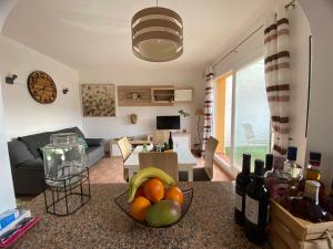 - une cuisine et un salon avec un bol de fruits sur un comptoir dans l'établissement Apartment Casa Lieja - Cumbre del Sol, à Cumbre del Sol