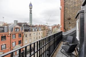 een balkon met 2 stoelen en uitzicht op de stad bij Soul in the City - Fitzrovia - By frankie Says in Londen