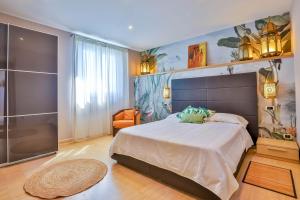 una camera con un grande letto e un bagno di Villa Santa Maria - Luxury Country House Suites ad Amalfi