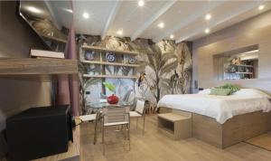 1 dormitorio con cama, mesa y TV en Villa Santa Maria - Luxury Sea View Rooms, en Amalfi