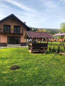 een huis met een tuinhuisje in de tuin bij River House in Jaremtsje