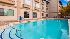 Bazén v ubytování Best Western Plus Edmonds Harbor Inn nebo v jeho okolí