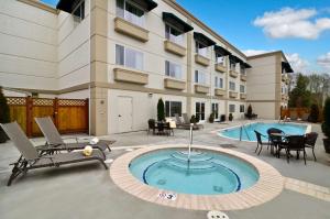 a hotel with a swimming pool and a building at Best Western Plus Edmonds Harbor Inn in Edmonds