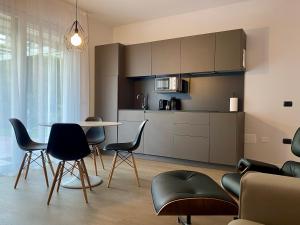 a kitchen with a table and chairs in a room at Residence Il Melograno in Sirmione