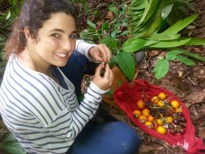 una mujer sentada al lado de una cesta de fruta en Tahuayo Lodge Expeditions en Iquitos