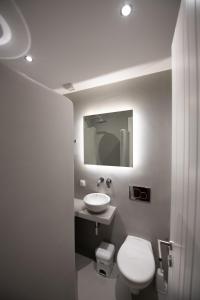 un bagno con un water bianco e un lavandino di Lilian Beach Front 3 Skopelos a Panormos Skopelos