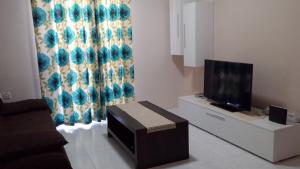 un soggiorno con TV e divano di Apartment Triq is-Silla a Marsaskala