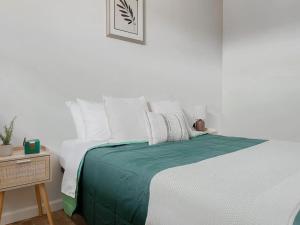Beautiful Coast Home 3 Minutes From Beach!客房内的一张或多张床位