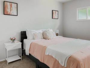Beautiful Coast Home 3 Minutes From Beach!客房内的一张或多张床位