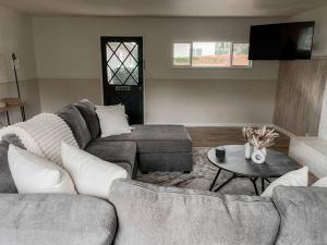 Beautiful Coast Home 3 Minutes From Beach!的休息区