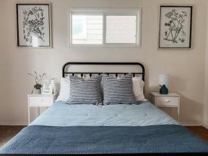 Beautiful Coast Home 3 Minutes From Beach!客房内的一张或多张床位