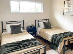 Beautiful Coast Home 3 Minutes From Beach!客房内的一张或多张床位
