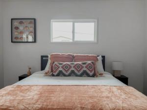 Beautiful Coast Home 3 Minutes From Beach!客房内的一张或多张床位