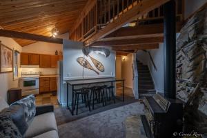 ホワイトフィッシュにあるPtarmigan Hilltop Hideawayの部屋にテーブルと椅子のあるキッチン