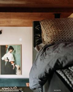 Un dormitorio con una cama con un cuadro en la pared. en Deborah's Hiding Place, en Alkmaar