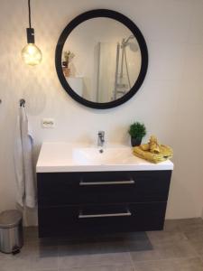 Ένα μπάνιο στο lovely cottage by the sea with hot tub and sauna +28 φωτογραφίες