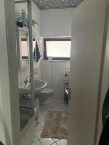 La salle de bains est pourvue d'un lavabo et de toilettes. dans l'établissement Cozy Corner in Schloss Strünkede - Comfortable Room in friendly shared apartment, à Herne