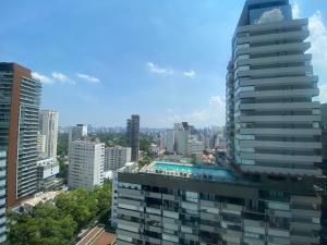 a view of a city with a tall building at Studio Oscar Freire, linda vista de SP!1716 in Sao Paulo