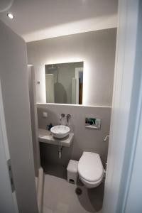 un piccolo bagno con un water e un lavandino di Lilian Beach Front 3 Skopelos a Panormos Skopelos