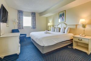 Voodi või voodid majutusasutuse Walk to Beach North Myrtle Beach Resort Apt! toas +23 fotot