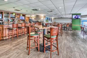 Restoran või mõni muu söögikoht majutusasutuses Walk to Beach North Myrtle Beach Resort Apt!