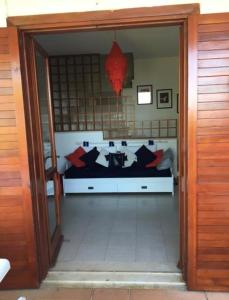 - une chambre avec un lit dans une pièce avec une porte dans l'établissement Casa Indipendente Praialonga, à Le Castella