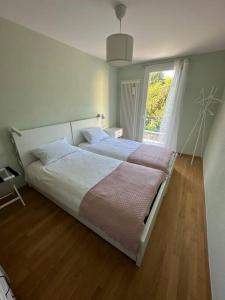 - une chambre avec un grand lit et une fenêtre dans l'établissement Casa Lilia, à Lugano