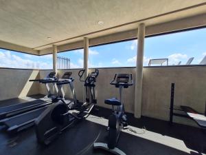 Fitnes oz. oprema za telovadbo v nastanitvi Spacious and centrally apartment a few streets from the beach By Yeah