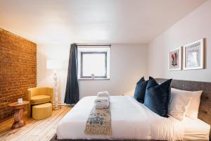 - une chambre avec un grand lit et des oreillers bleus dans l'établissement Cozy Apartment in Downtown Montreal, à Montréal