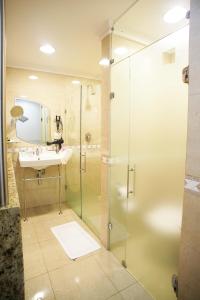 帕奈米林的住宿－Vert Motel Parnamirim，一间带玻璃淋浴和水槽的浴室
