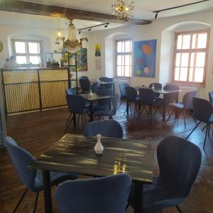 restauracja ze stołami i krzesłami w pokoju w obiekcie Pensiune Citadela Sighisoara w Sighișoarze