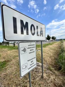 una señal que dice imla al costado de una carretera en La casa di Giada, en Imola