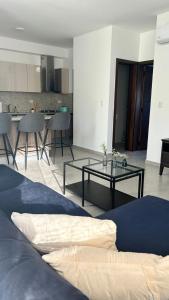 un soggiorno con divano e tavolo di Moderno y acogedor apartamento a Santo Domingo