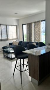 a living room with a couch and a table at Moderno y acogedor apartamento in Santo Domingo
