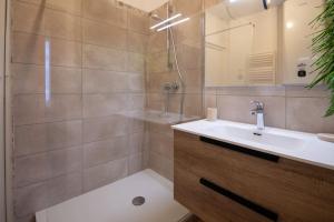 ein Badezimmer mit Dusche und Waschbecken und Dusche in der Unterkunft Un Cocon Au Cœur d'Avignon Logement in Avignon + 19 Fotos