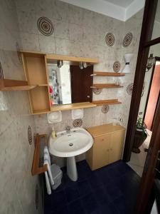 małą łazienkę z umywalką i lustrem. w obiekcie Villa Luisa w mieście Gorle