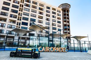 Foto dalla galleria di Luxury hotel apartment with pools in front AUC a Il Cairo
